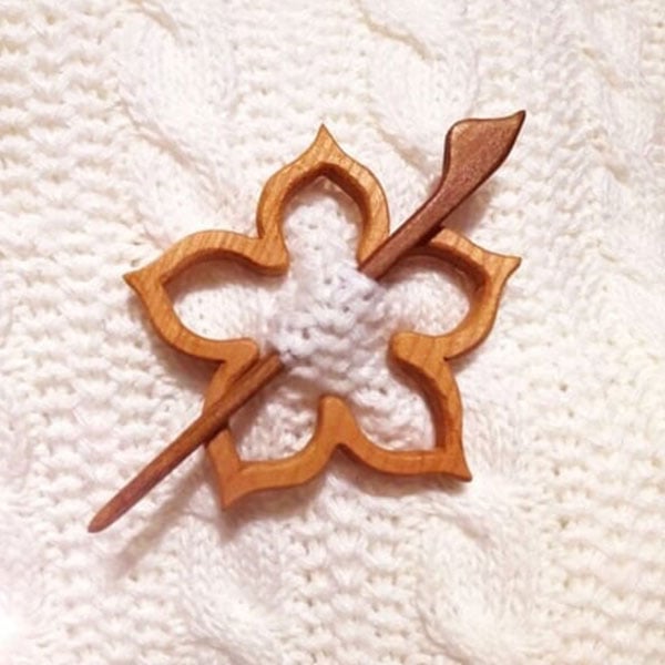 🔥Brooch pin with wooden animal pattern (sweater clip)