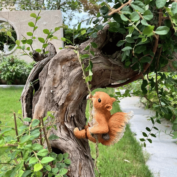 Rope Climbing Squirrel Resin Statue Figurine Ornament Home Garden Lawn Decor