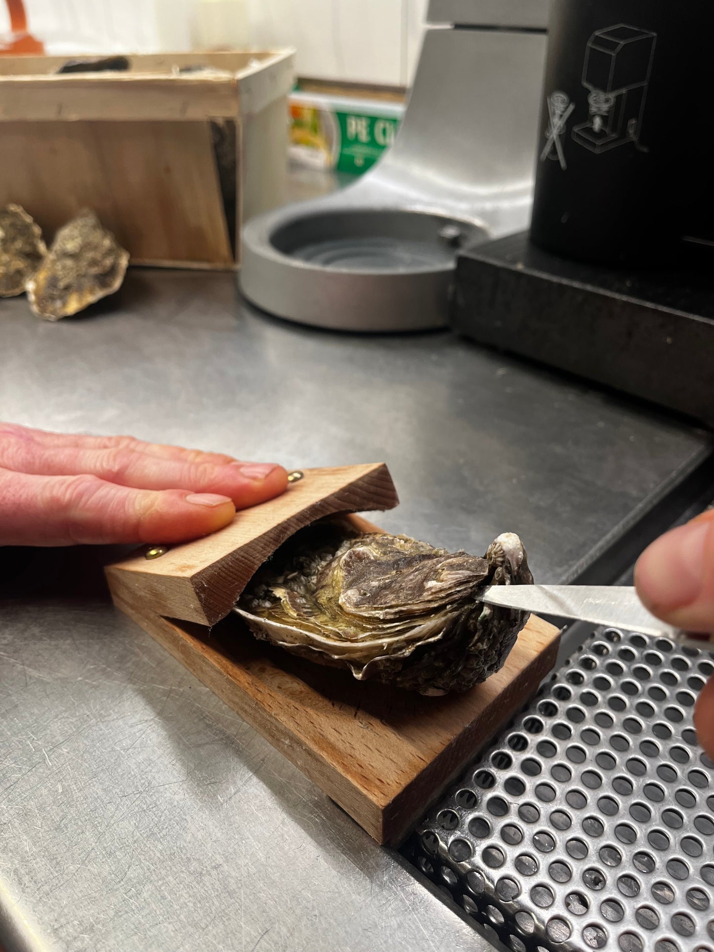 Does not hurt hands-Oyster shucking clamp