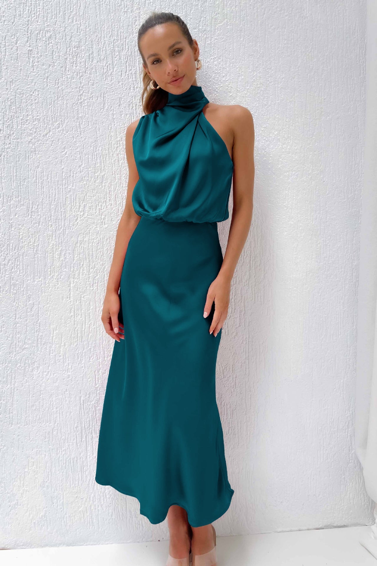 The beauty of satin: high-end satin-feeling long dress with halter nec ...